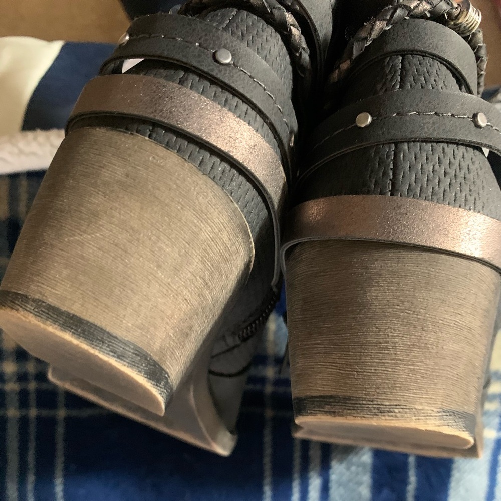 SALE—SO Boots Size 6 - Picture 4 of 10